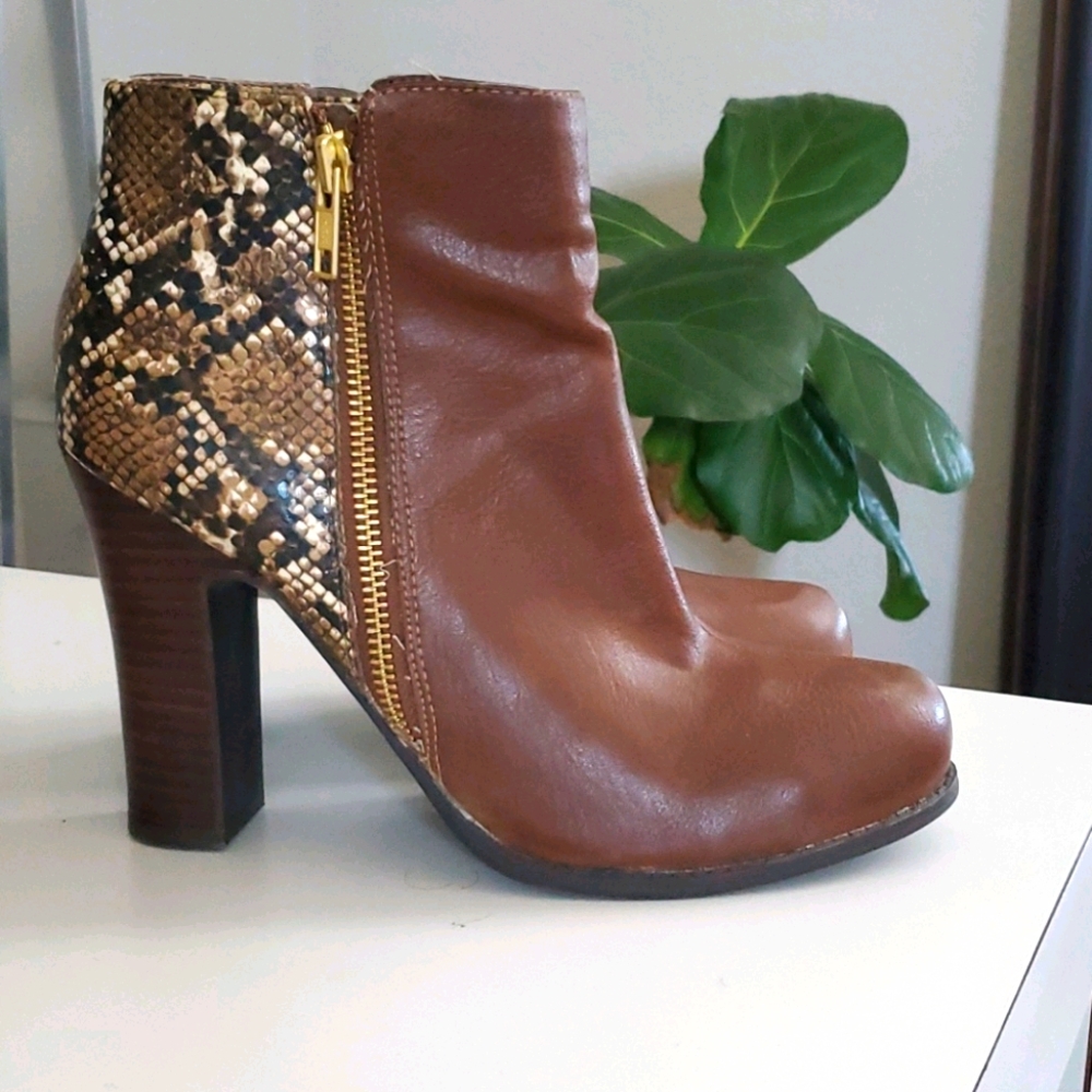 NWOT Kenneth Cole Exotic Chunky Heel Boots